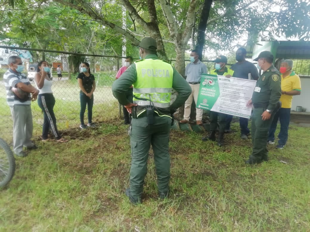 PoliciaGuainia's tweet photo. Nuestros uniformados de #PrevencionCiudadana realizaron actividades de encuentros comunitarios frente a la prevención de #TodosContraElHomicidio, invitando de la misma forma a la comunidad a ser participes de la red de participación cívica. #GuainiaSegura @region7policia https://t.co/HBbUzrj0LI