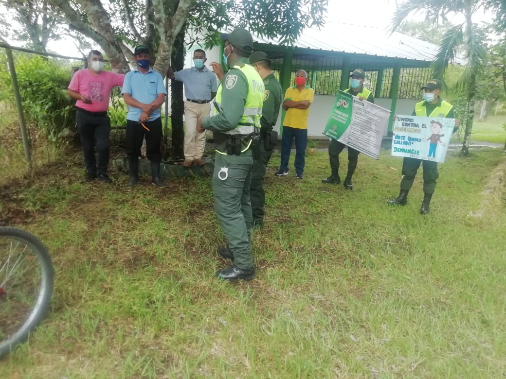 PoliciaGuainia's tweet photo. Nuestros uniformados de #PrevencionCiudadana realizaron actividades de encuentros comunitarios frente a la prevención de #TodosContraElHomicidio, invitando de la misma forma a la comunidad a ser participes de la red de participación cívica. #GuainiaSegura @region7policia https://t.co/HBbUzrj0LI