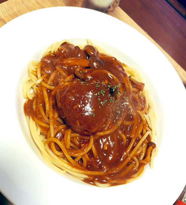 昨日の煮込みハンバーグの余りでパスタしたら美味しすぎた😳✨✨ 