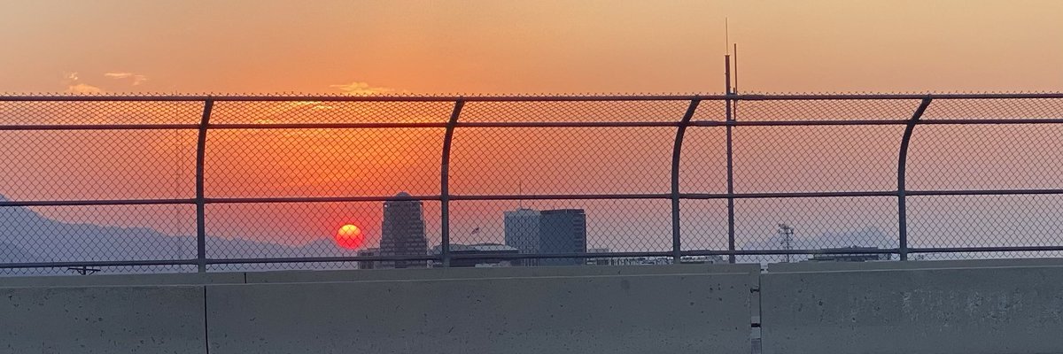 SumthinConcrete's tweet image. Sunset last night #PinnacleFire