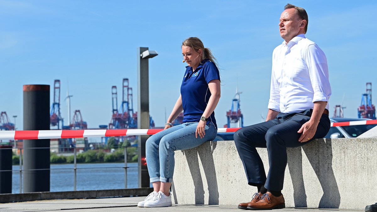 hsv_ev's tweet photo. Sportsenator @AndyGrote, Werner #Richnow (Geschäftsführer Sportplatz GmbH) und Emre #Schilder (Mobil Krankenkasse) gaben einen Einblick in die vielfältigen Angebote des #ACS und tauschten sich über die Wichtigkeit von Bewegung im Alltag aus 🗣

#nurderHSV [2/3] https://t.co/1nF3B2jK8s