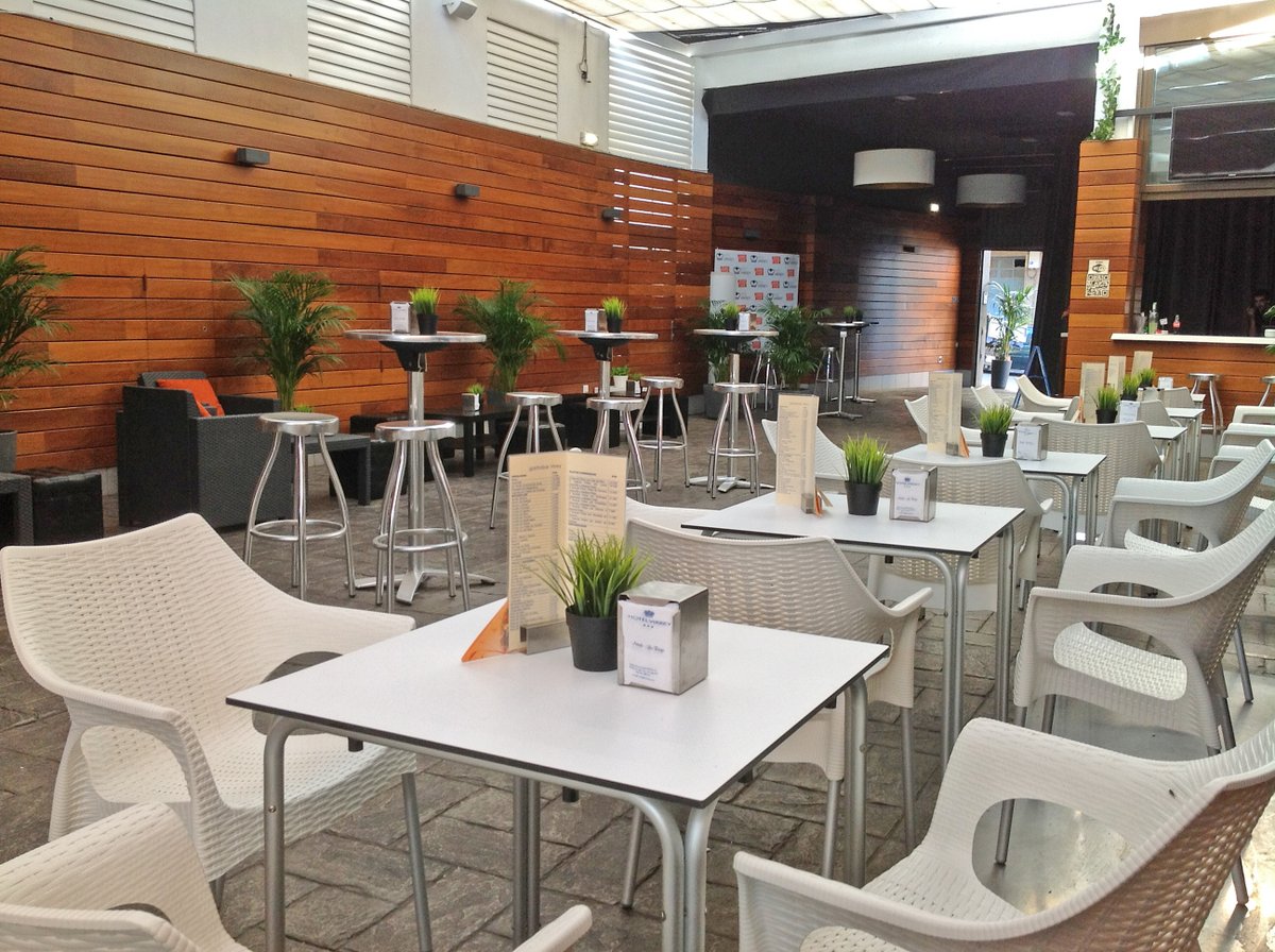 ¡#EspacioPlatea VUELVE!😎
Abrimos nuestra refrescante terraza de #verano.🍻

👉🏽INAUGURACIÓN: viernes 25 a las 20h.
✅RESERVAS: 941 38 01 50
Daos prisa, que las mesas vuelan.🏃🏼‍♀️
Os esperamos viernes y sábados desde las 20h.🍺
#hotelvirrey #arnedo #larioja #riojaoriental #platea