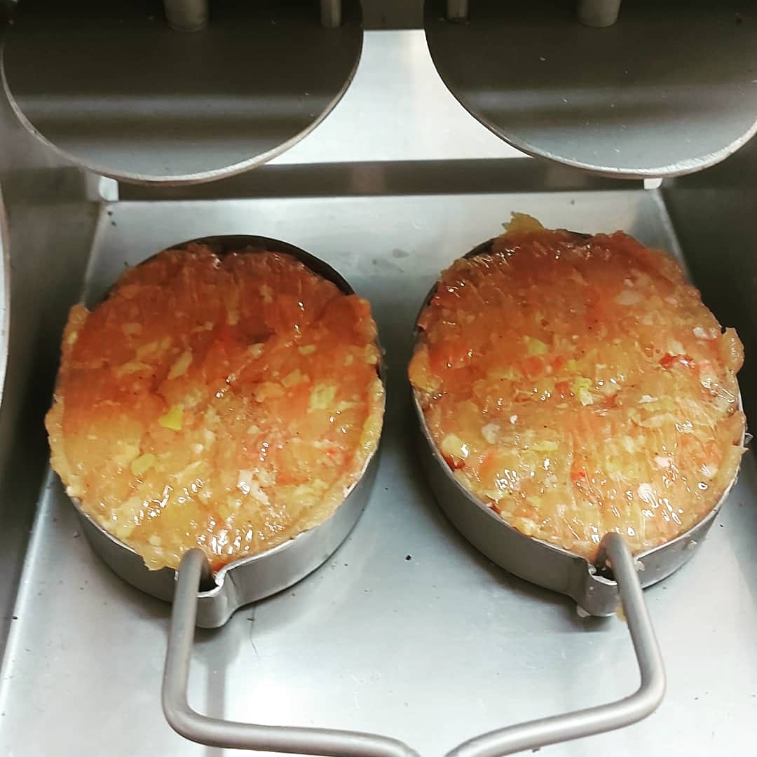 makelaio's tweet photo. Como hacer magia 🪄🎩con pollo🐓?...Muy fácil,  lo deshuesas, lo pasas por la picadora , le agregas sal, un touch de pimienta y le das forma🟡...Si solo sonhamburguesas🍔 pero cuando las pruebes sentiras la magia🪄🔥 de lo simple y hecho en casa. Makelaio, hacemos la diferencia https://t.co/XeCg30aTdp