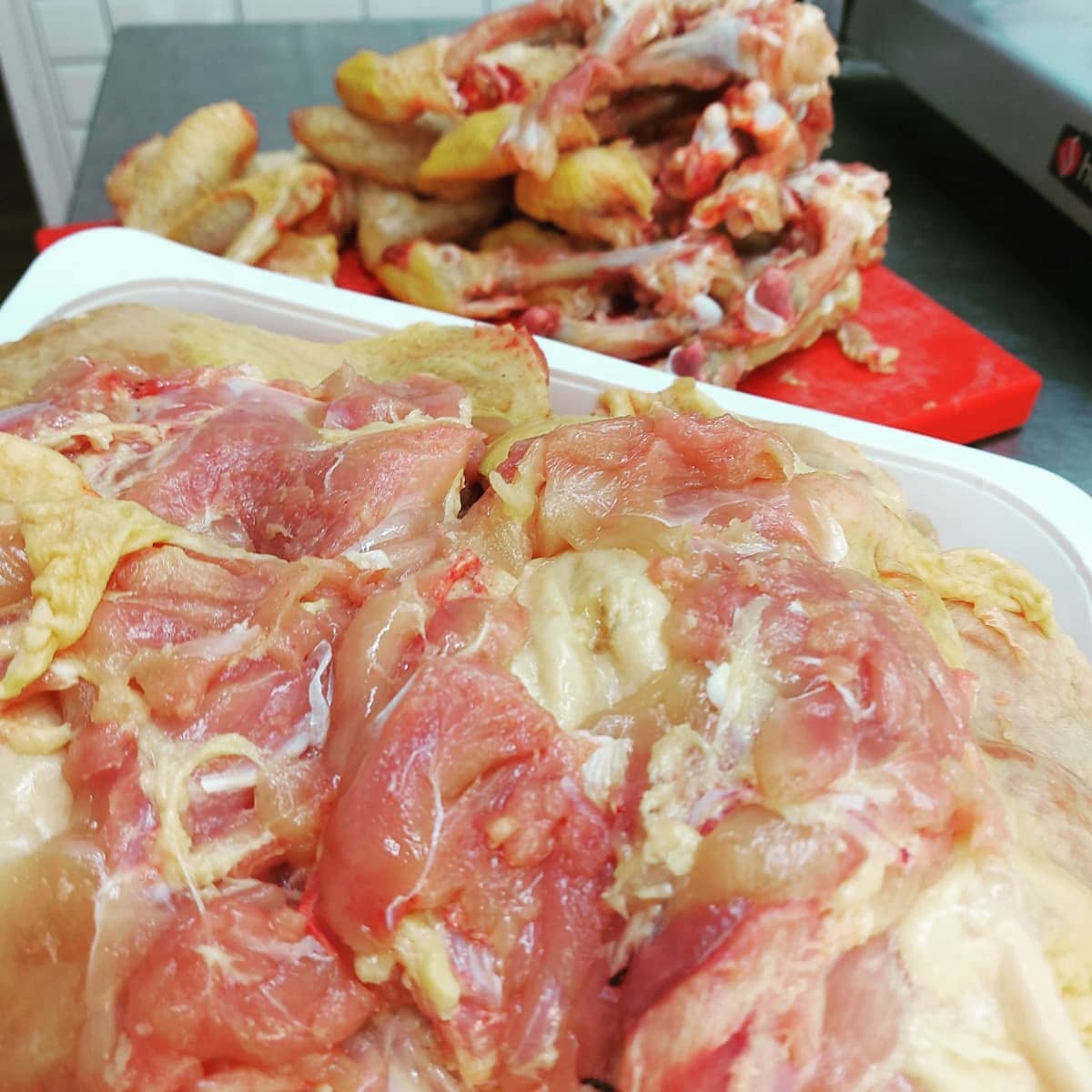 makelaio's tweet photo. Como hacer magia 🪄🎩con pollo🐓?...Muy fácil,  lo deshuesas, lo pasas por la picadora , le agregas sal, un touch de pimienta y le das forma🟡...Si solo sonhamburguesas🍔 pero cuando las pruebes sentiras la magia🪄🔥 de lo simple y hecho en casa. Makelaio, hacemos la diferencia https://t.co/XeCg30aTdp
