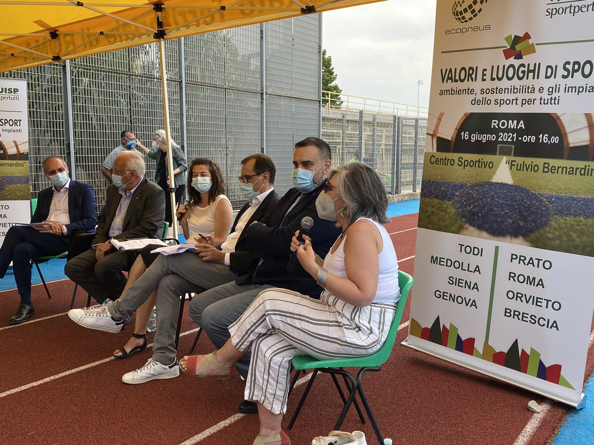 LazioUisp's tweet photo. Daniela Conti dirigente @UispRoma a “Valori e luoghi di sport” @UispNazionale @Ecopneus: “Sport per tutti significa dare ad ognuno la possibilità di mettersi in gioco: salute, benessere, socialità” https://t.co/MtRWKkoVe9
