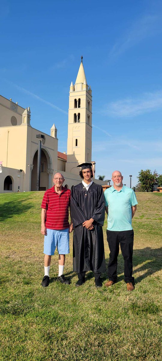 I_Am_DaveRando's tweet photo. The kid did it! #Graduation2021 #HBOilers https://t.co/uXZpRglz3q