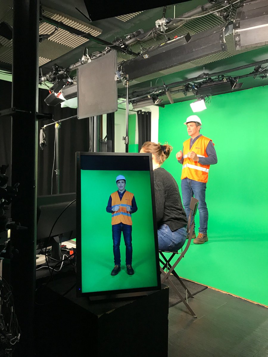 agencevisigo's tweet photo. On a fait sortir cet ingénieur de son usine, pour le filmer sur fond vert et ensuite intégrer sa silhouette dans une visite virtuelle... de son usine. Si on vous a perdu, c’est normal 😄
#visigo #tournage #fondvert #visitesvirtuelles https://t.co/eJCCHvDPog