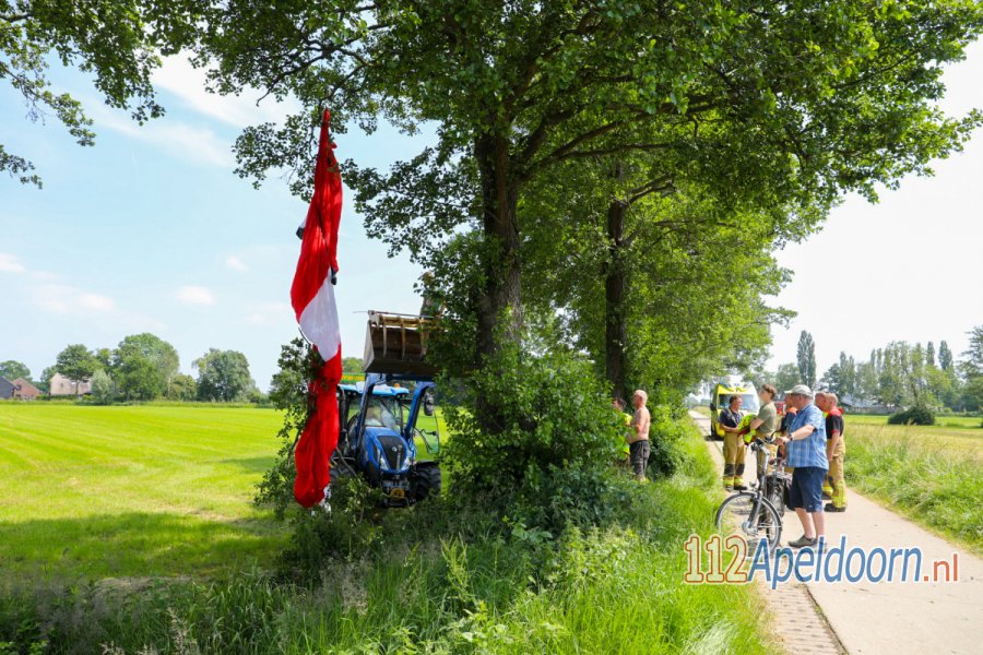Parachutiste belandt in boom in de buurt van #Apeldoorn [video]. 112Apeldoorn.
