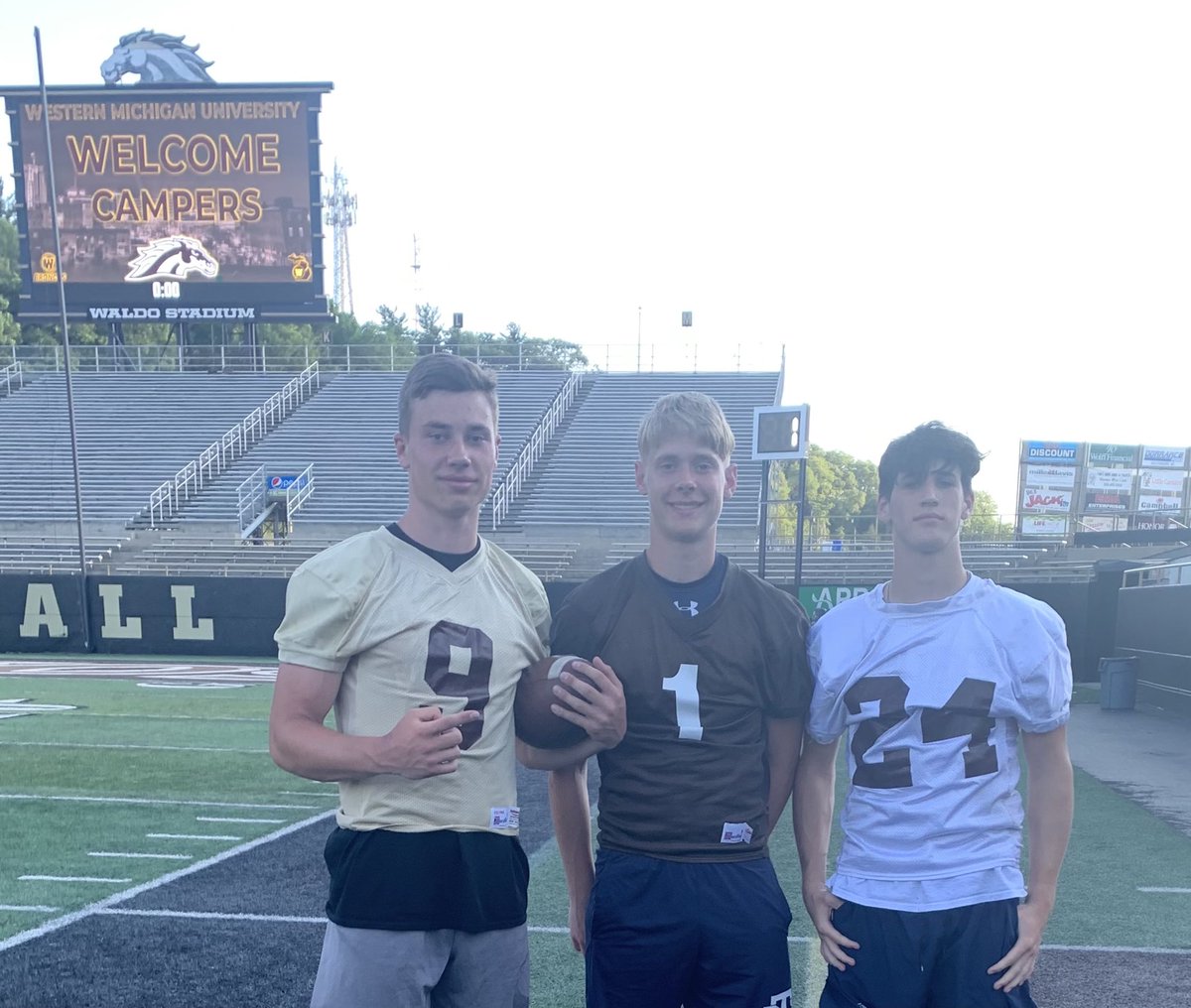 nevancremascoli's tweet photo. Thanks to @CoachEricEvans @CoachTimLester for a great day of camp!! @newtrierfb @NxtLevelAtx @EDGYTIM @PrepRedzoneIL @nexgenscouting @DeepDishFB https://t.co/Dl2w7sWtEY