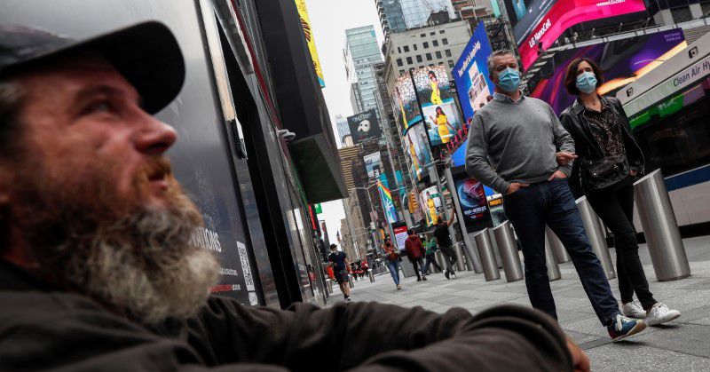 Reuters's tweet photo. New York grapples with growing presence of homeless in midtown Manhattan https://t.co/kAemHmZkBp https://t.co/ku3ic62JMg