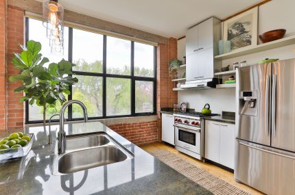 urbaneer's tweet photo. That huge factory window overlooks the #gardens of #LittleItaly just north of #CollegeStreet - the resident #chef will like this #kitchen - #Toronto #TorontoLofts #TorontoCondos #TOre #TorontoRealEstate - here's the link -->  https://t.co/0rZ9891Zb9 https://t.co/hJjxFhjYs0