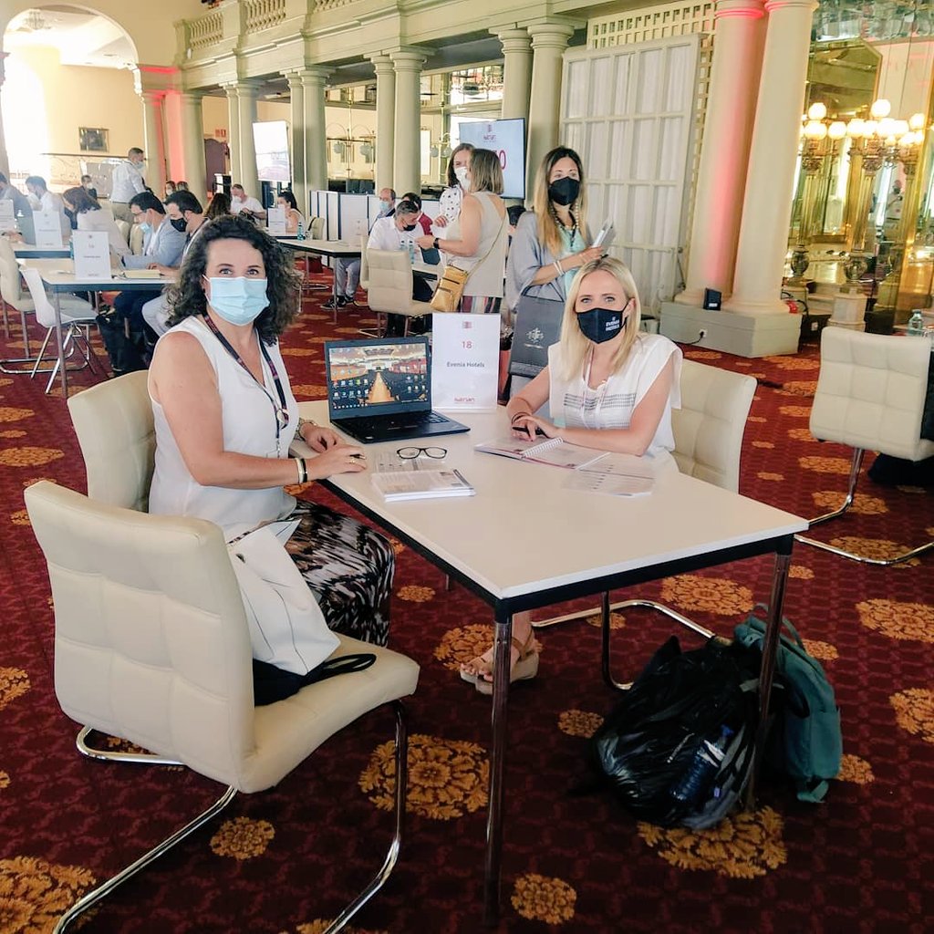Saizar_K's tweet photo. Vuelven los eventos presenciales,  más sostenibles e inclusivos  que nunca.
Citas B2B. Que ganas de volver a la normalidad! Presentando el destino #mice de  @eveniahotels en #imfsitges 

#destinomiceeveniahotels 
#mylloret 
#eventospresenciales https://t.co/FNGGkXBB1V
