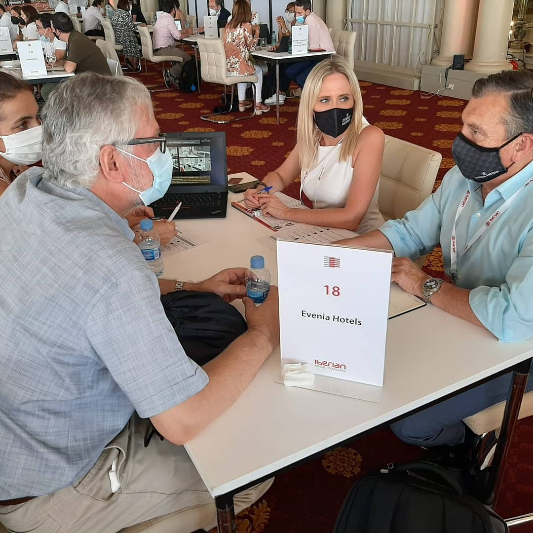 Saizar_K's tweet photo. Vuelven los eventos presenciales,  más sostenibles e inclusivos  que nunca.
Citas B2B. Que ganas de volver a la normalidad! Presentando el destino #mice de  @eveniahotels en #imfsitges 

#destinomiceeveniahotels 
#mylloret 
#eventospresenciales https://t.co/FNGGkXBB1V