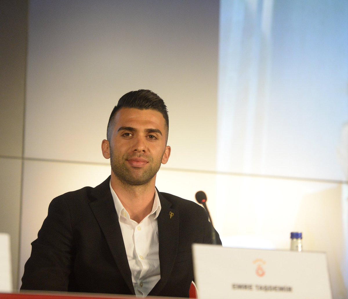 GalatasaraySK's tweet photo. Emre Taşdemir: “Yeni sözleşme imzaladığım için çok mutluyum”

Detaylar için 👉 https://t.co/CYhDIfY104 https://t.co/5bmErjUZzN