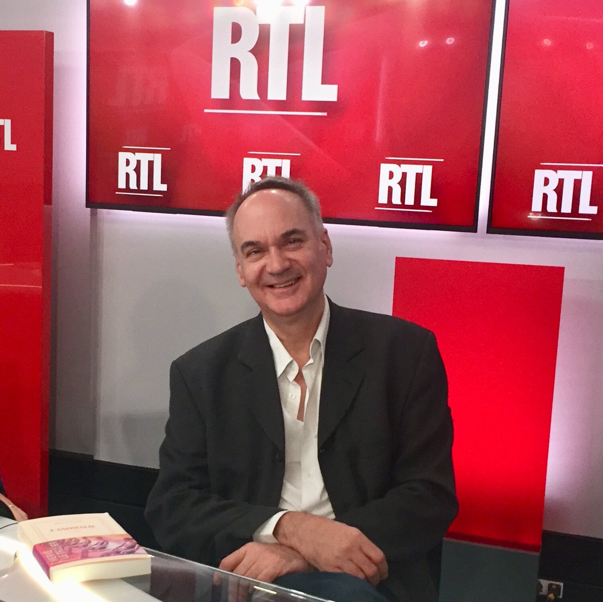 Avec «L’Anomalie du train 006 » Pascal Fioretto signe un pastiche hilarant du roman d’@HerveLeTellier, prix Goncourt 2020. Le pastiché signe la préface de son pasticheur. Retrouvez-les ce jeudi 17/6 à 9h dans <a href="/LVT_RTL/">Laissez-Vous Tenter - RTL</a> #lanomalie