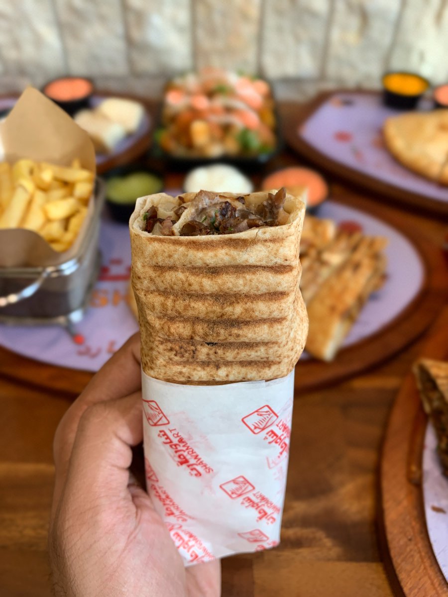 شاورما آرت 😻🌯
مطعم شاورما لذيذ يقدمون شاورما اللحم والدجاج بطريقة مبتكرة وجميلة وبسعر وجودة ممتازة أفضل الطلبات كعك آرت عبارة عن شاورما داخل خبز الكعك المغطى بالسمسم الطعم لذيذ شاورما الدجاج العادية بـ 5.75 ﷼ موجودين في تطبيق هنقرستيشن ووصّل ومرسول 
📍حي العليا - شارع التخصصي