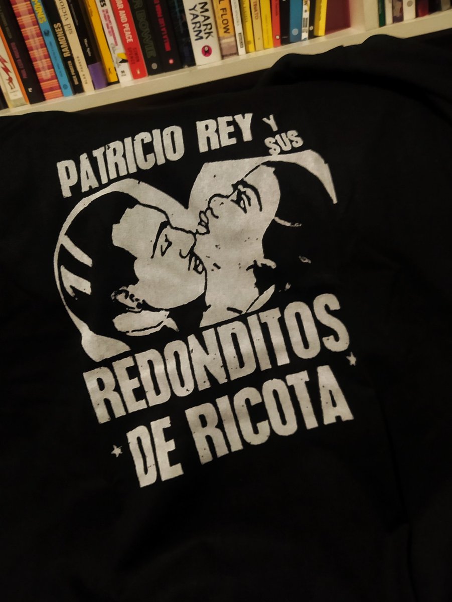Me acaban de llegar estás zarpadas remeras de #LosRedondos de la gente de Rajen del Cielo. 💍
 
Estás hechas con afiches de shows, obvio que vino la del show en #Huracán. 
rajendelcielo.remeras en IG 🔥