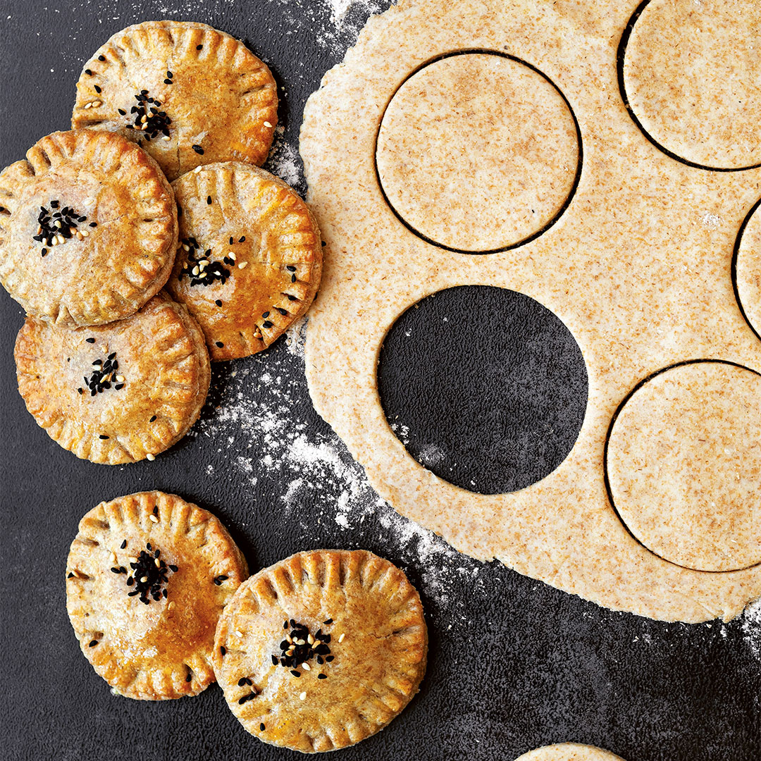 Şef Elif Edes Tapan'dan sabah kahvaltılarının favorisi olacak çok lezzetli patlıcanlı poğaça 😋
Labne peynirli patlıcanlı poğaça
👉 lezzet.com.tr/yemek-tarifler…