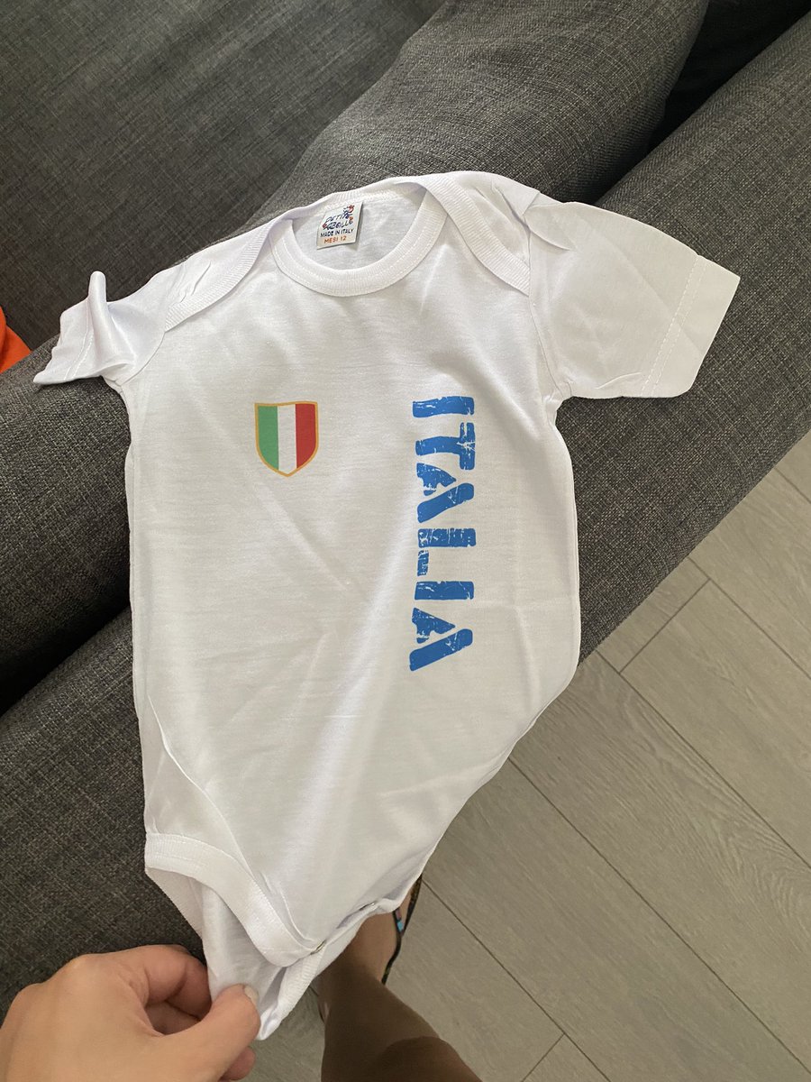 Comincio a pensare che il body di mio figlio porti bene  #ItaliaSvizzera