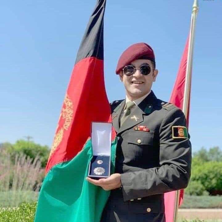rtapashto's tweet photo. د افغانستان د ملي پوځ د ځانګړو ځواکونو افسر سهراب عظيمي نن د طالبانو سره د جګړې پر مهال په فارياب کې شهید شو.
سهراب عظيمي د دفاع وزارت پخواني وياند جنرال ظاهر عظيمي زوی ؤ.
ډګرمن سهراب عظيمي د هېواد له مجربو او مسلکي کدرونو ؤ او د امريکا ارکان حرب څخه يې د ماسټرۍ سند درلود. https://t.co/fT8nnviTAv