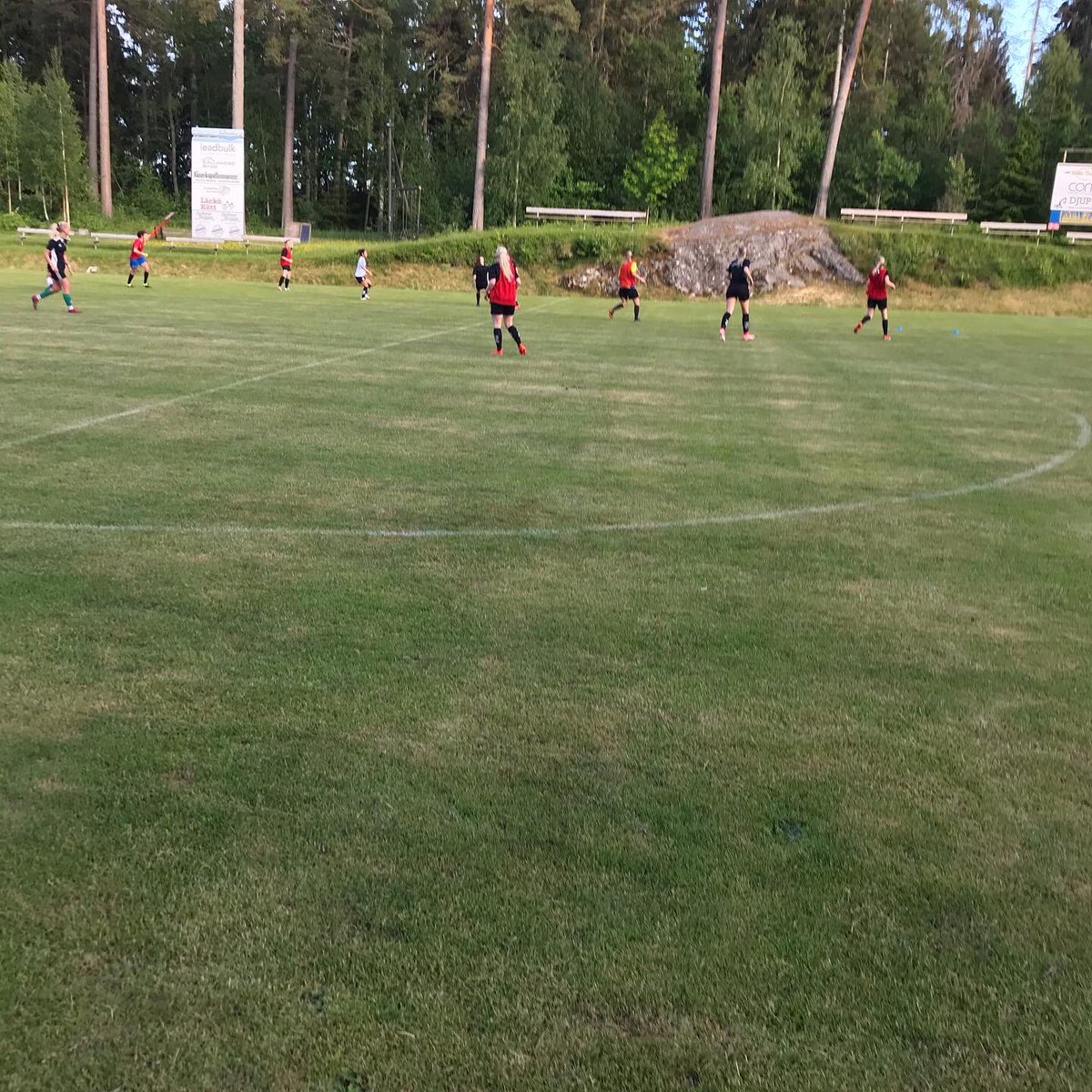 Miklar66's tweet photo. Lite bilder från kvällens träning med 14 starka tjejer @RackebyIKDam @KallandsoGoif https://t.co/tUNUMAt91n