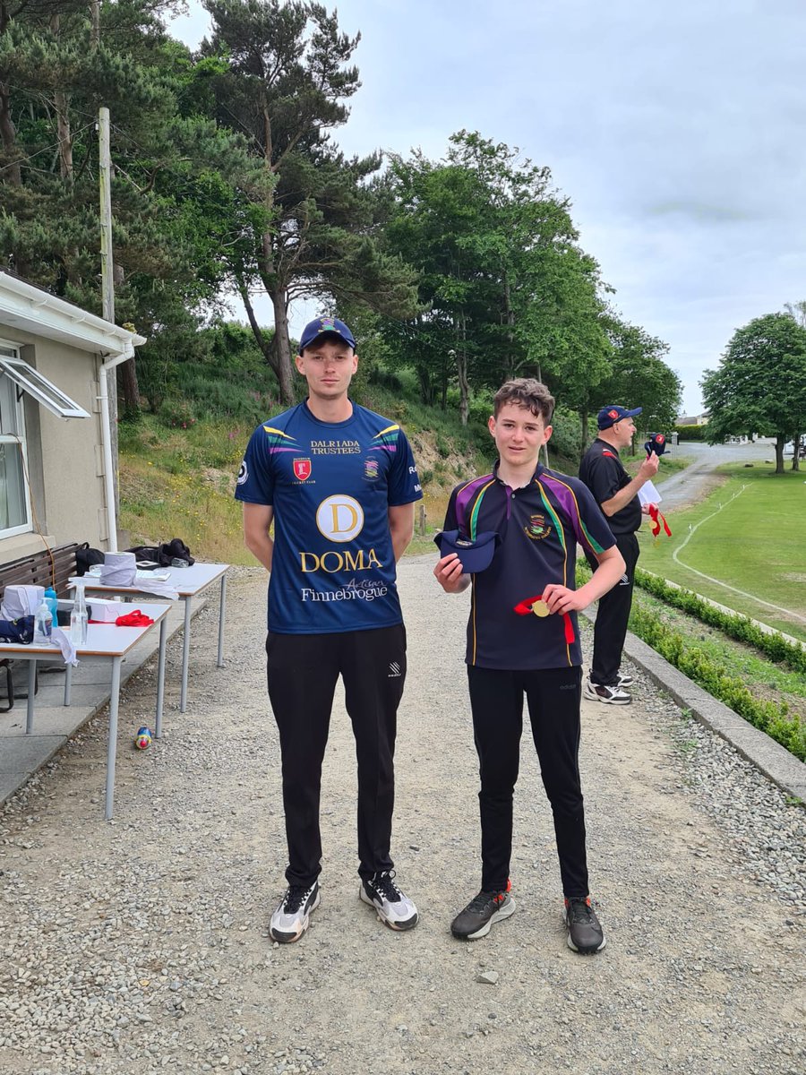 Sam Hamilton going be fine all rounder  getting his  @ShimnaIC
hat  one of 12 sponsored by @GrizzlyBear_S  and medal from @Dan1996kearsley many thanks to @DalriadaTrustee  @DomaniDundrum  @finnebrogue & @AtMourne @ShimnaPE