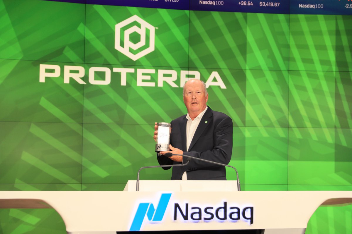 NasdaqExchange's tweet image. The electric revolution is here, and it’s powered by @Proterra_Inc! 🚍⚡

Newly #NasdaqListed $PTRA is advancing EV technology to deliver the world&apos;s best-performing commercial vehicles. 

Today, the team rings @Nasdaq&apos;s Closing Bell in celebration of their IPO. Congratulations!