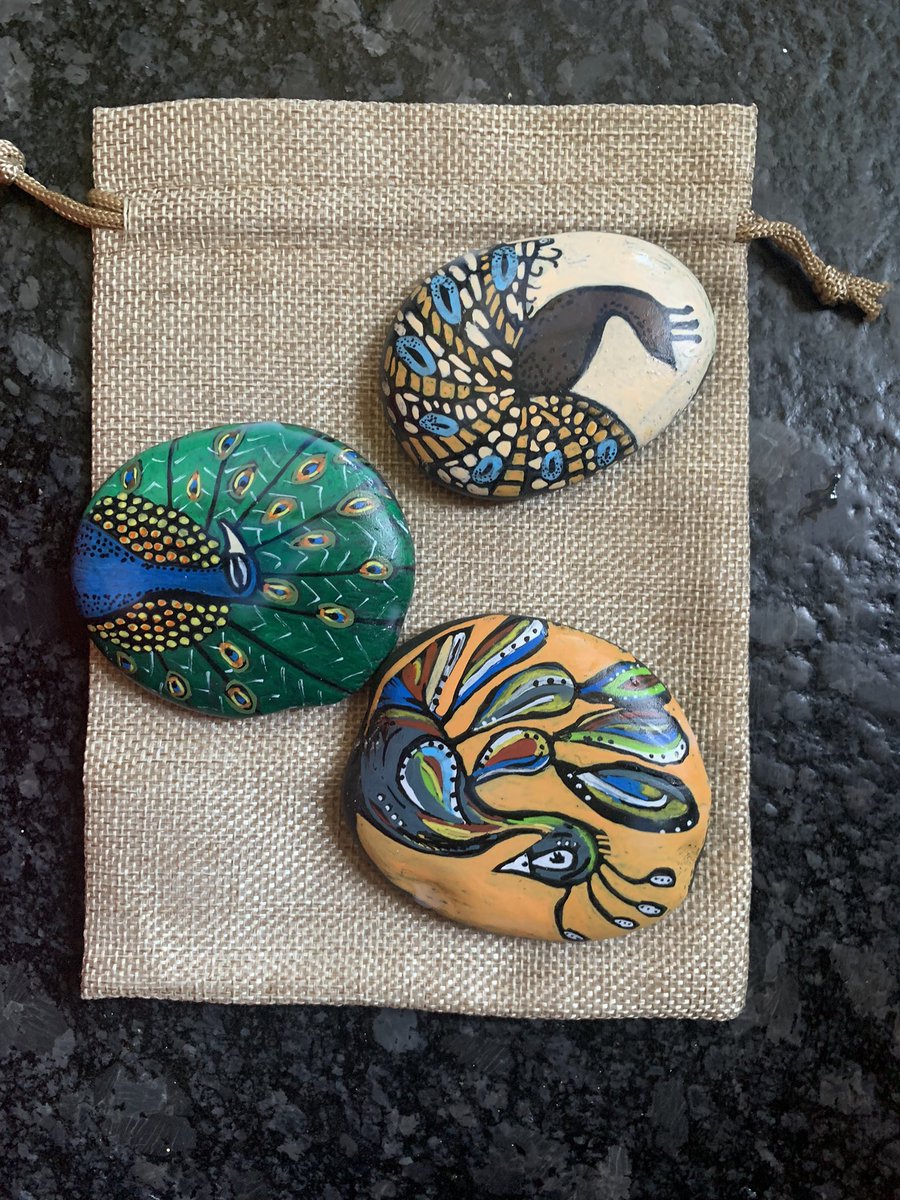 Noo9lives's tweet photo. An afternoon of stone painting… #becreative https://t.co/rTI8WvYGnf