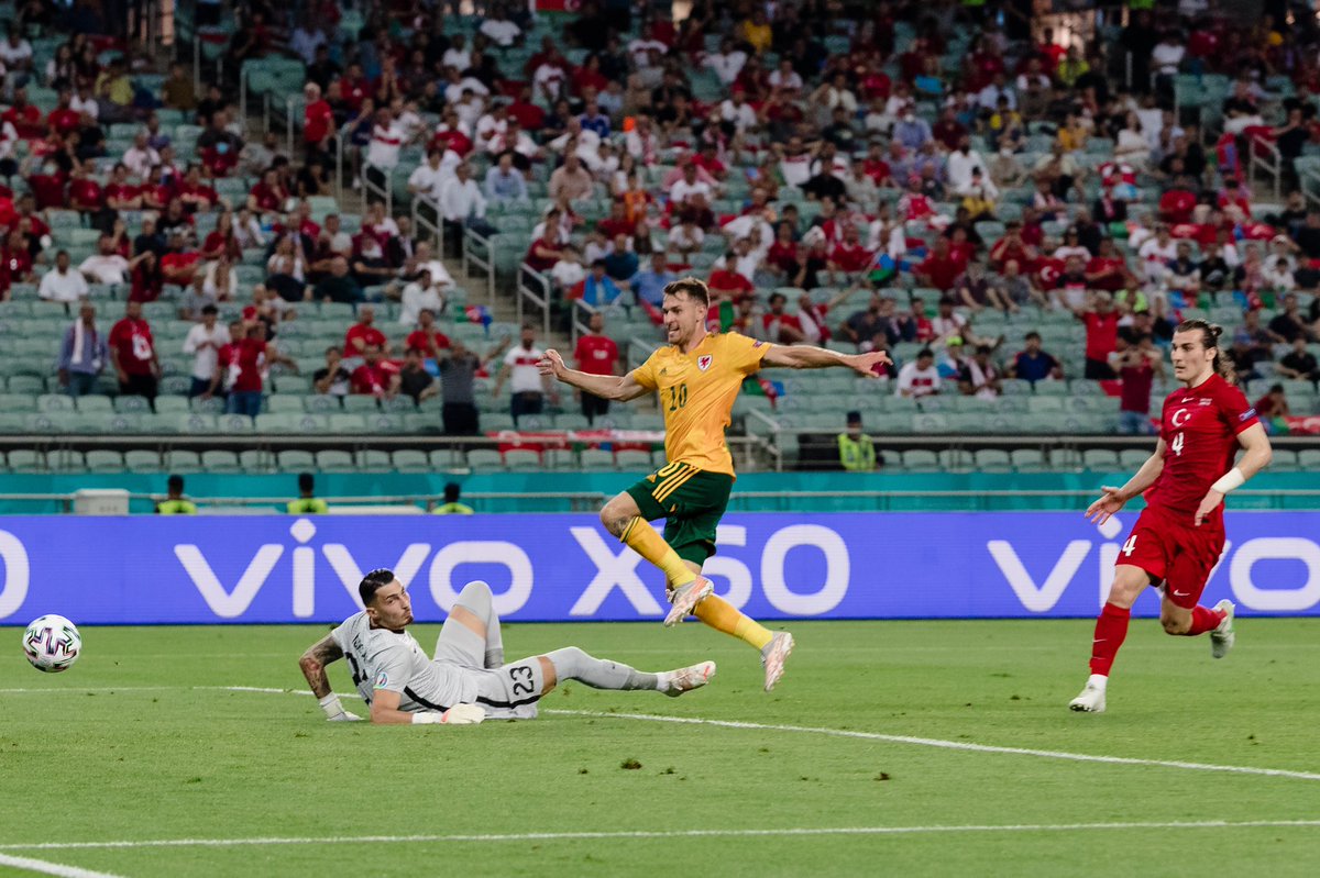 aaronramsey's tweet photo. What a night!! Thought the boys were outstanding 🏴󠁧󠁢󠁷󠁬󠁳󠁿🏴󠁧󠁢󠁷󠁬󠁳󠁿 #TogetherStronger @FAWales https://t.co/MawG0tFViR