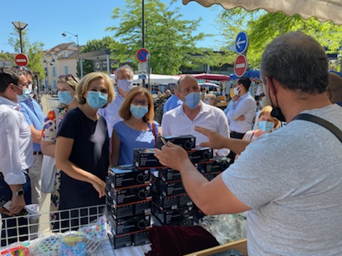 Dep21M's tweet photo. Aux côtés de @vpecresse en visite ce matin à Melun venue soutenir notre candidature comme nous soutenons avec enthousiasme la sienne. #electionsregionales2021 #electionsdepartementales2021 #cantonmelun #77rassemblée #idfrassemblée https://t.co/UXRPbRdCCK