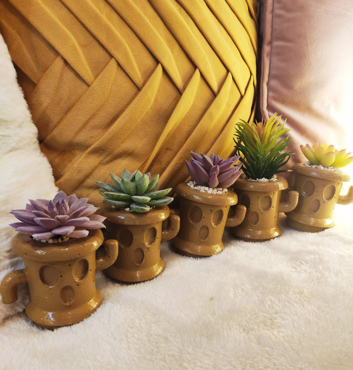 ArtLymia's tweet photo. J'ai ajouté cinq pot Gyroid avec de nouvelles plantes sur la boutique en ligne ! Histoire qu'il y en ai pour tout les goûts 😌.
Et la lampe nova est de nouveau en stock ( 5 de disponibles 🥰 )
#acnh #AnimalCrossing #AnimalCrossingNewHorizons #lloid https://t.co/5APBpgrGcM