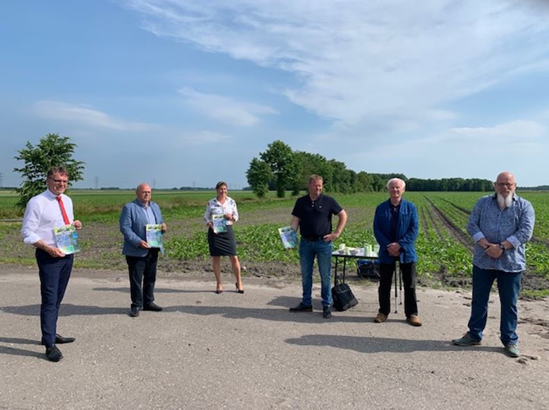 N33Midden's tweet photo. Werkgroep N33 Tjuchem heeft vandaag haar visiedocument aan @Fleurgraeper, @BorgJaap en @caskonig overhandigd. Met het document benadrukken ze nogmaals het belang van de verdubbeling voor de regio. @provgroningen @RWS_NN #n33midden https://t.co/DYyEDAoeDJ https://t.co/SrdHd2q3gt