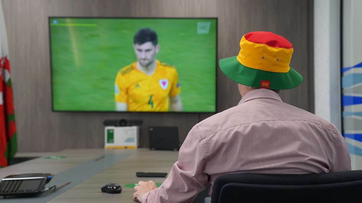 Pan mae gen ti gyfarfod am ond mae Cymru'n chwarae...

When you've got a meeting but Wales are playing...

C'mon <a href="/Cymru/">Wales 🏴󠁧󠁢󠁷󠁬󠁳󠁿</a>! 🏴󠁧󠁢󠁷󠁬󠁳󠁿🏴󠁧󠁢󠁷󠁬󠁳󠁿🏴󠁧󠁢󠁷󠁬󠁳󠁿
#WAL #EURO2020