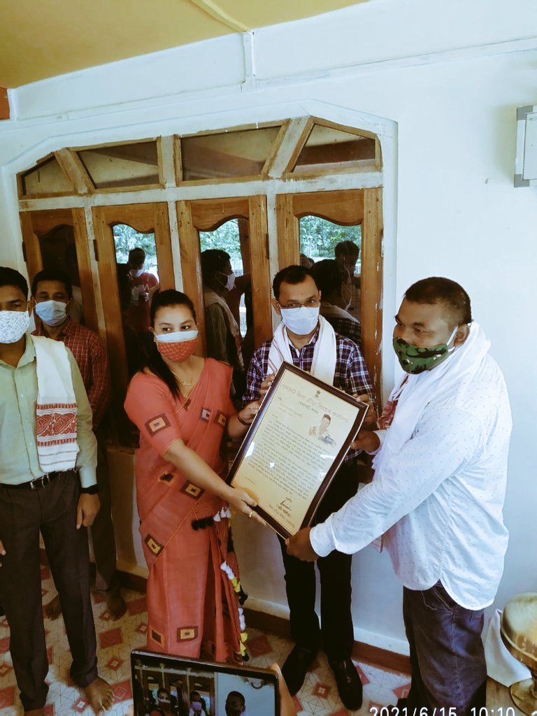 DGolaghat's tweet photo. Parents of Lovlina Borgohain ,the first lady boxer of Assam select to participate in Tokyo Olympics was felicitated by the DSO,Golaghat Sami Saikia in presence of
@biswajitphukan MLA,Sarupathar and J R Suresh SDO(Civil) Dhanshri on 16.06.21
@AjantaNeog @BimalBorahbjp https://t.co/TIqUfMRMZa