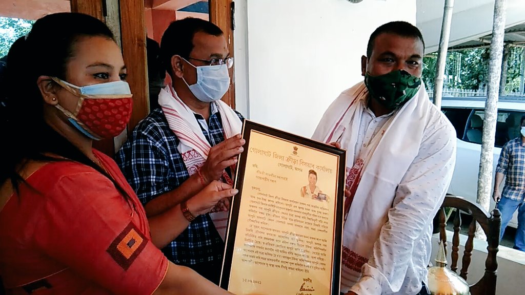 DGolaghat's tweet photo. Parents of Lovlina Borgohain ,the first lady boxer of Assam select to participate in Tokyo Olympics was felicitated by the DSO,Golaghat Sami Saikia in presence of
@biswajitphukan MLA,Sarupathar and J R Suresh SDO(Civil) Dhanshri on 16.06.21
@AjantaNeog @BimalBorahbjp https://t.co/TIqUfMRMZa