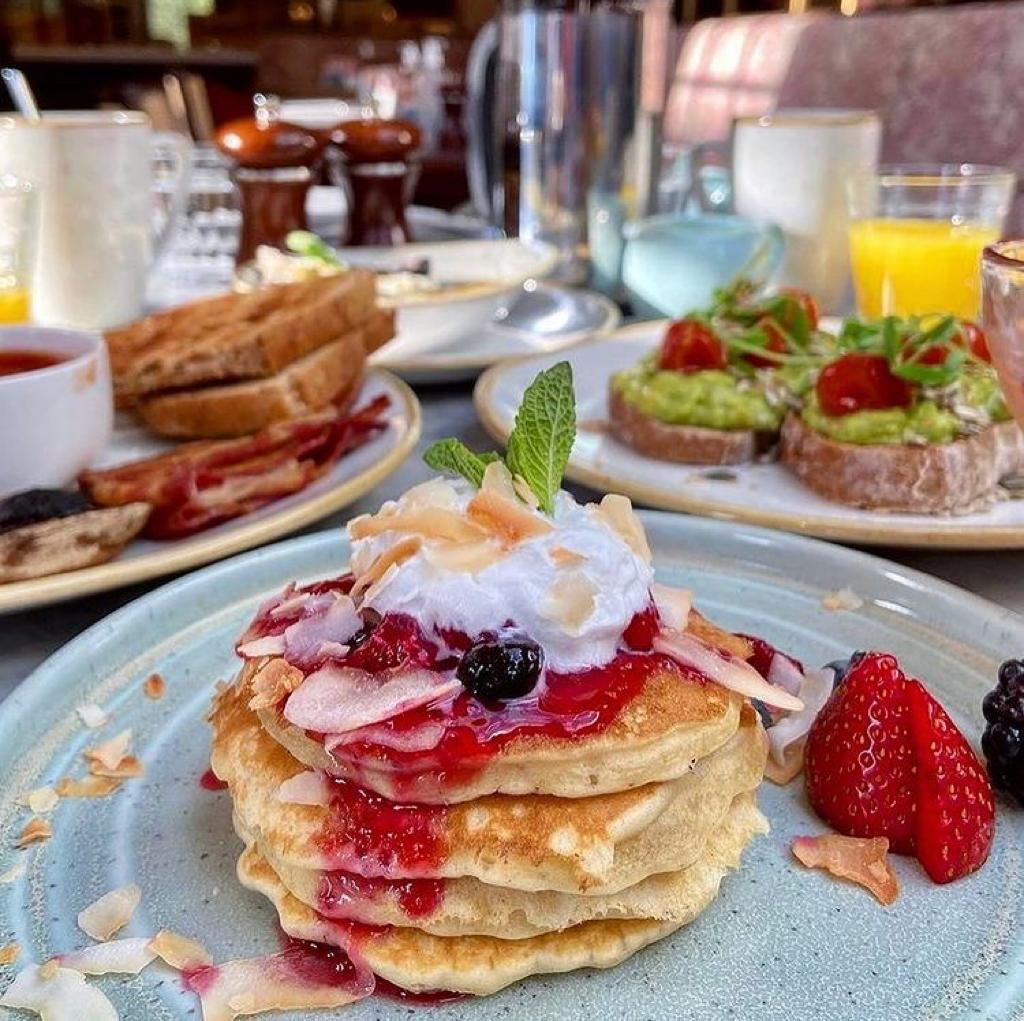 It doesn’t get any better than brunch, and oh do we have you covered. Whether you’re a pancake fan or an avocado addict, our perfect spot next to Richmond Park has something for everyone. Check out what’s on offer, over on our website: bit.ly/3gry0E2 
📸<a href="/Londonfoodbabes/">London Food Babes</a>
