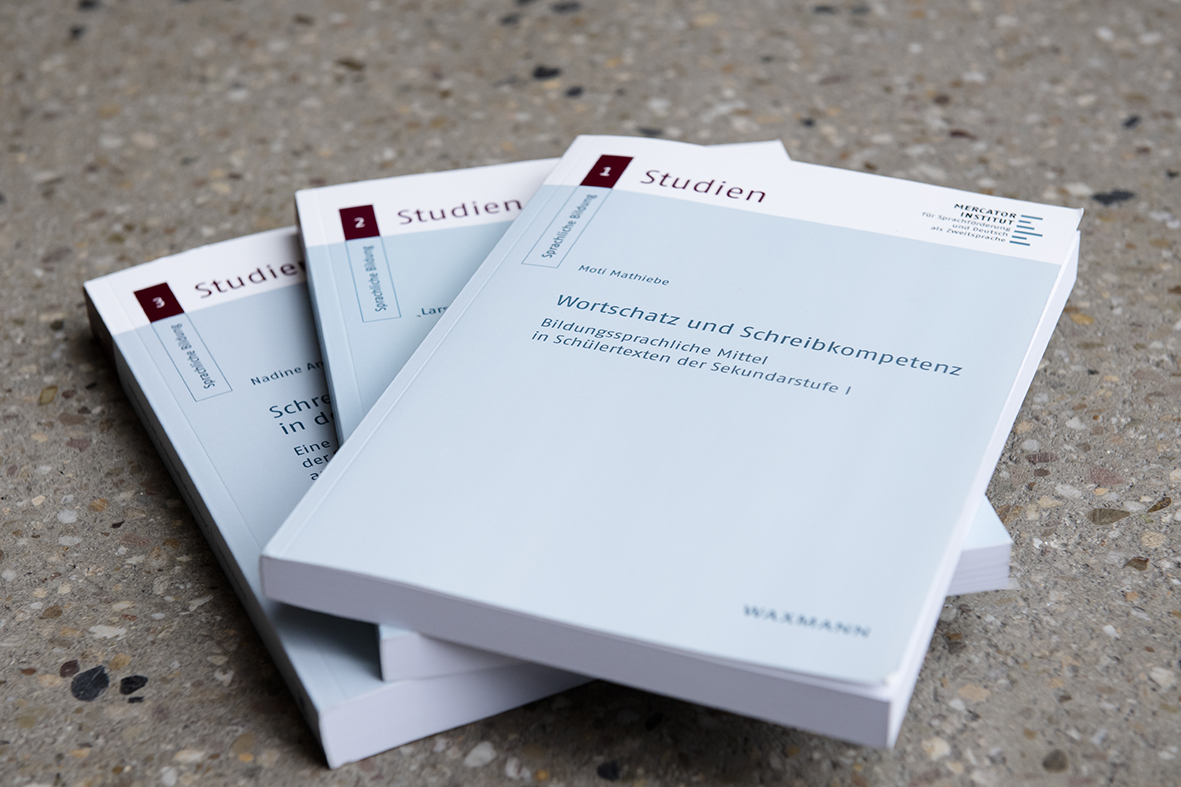 MISprachbildung's tweet image. In der Unterreihe #SprachlicheBildung – Studien @MISprachbildung ist im @WaxmannVerlag ein Band zur #Textproduktion von schwach schreibenden Jugendlichen erschienen. In der Studie wird der #Schreibprozess der Schülerinnen &amp;amp; Schüler im Detail erforscht. 👉🏻tinyurl.com/vx3zaa5d