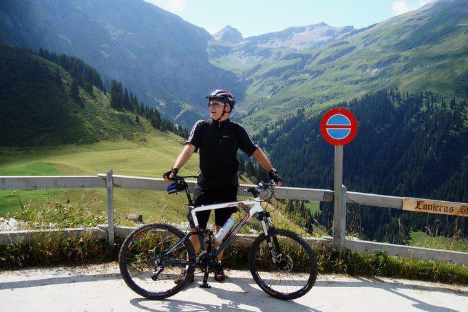 Quer durch die Alpen: In der Schweiz gibt es rund 12’000 Kilometer ausgeschilderte #Velorouten. Outdoor-Reporter Marcel Hähni entdeckt diesen Sommer die schönsten Velotouren der Schweiz. Jeden Donnerstag im «Treffpunkt» auf #RadioSRF1 zu hören.