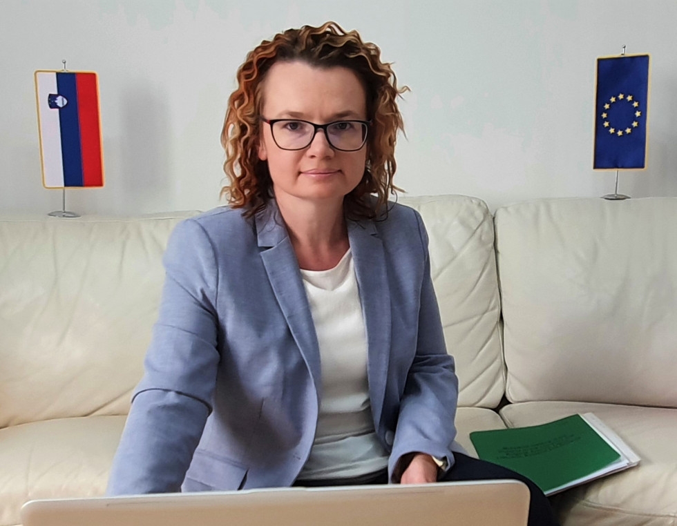 Demokracija1's tweet photo. Državna sekretarka mag. Monika #Kirbiš #Rojs: »Evropska sredstva bodo prednostno usmerjena v zeleno in digitalno preobrazbo naše družbe in gospodarstva« #digitalizacija
https://t.co/PpSgP5aujh https://t.co/EZozXuUiHV