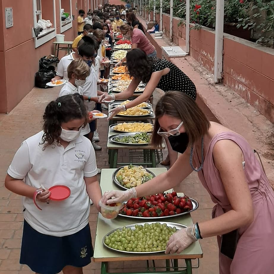 EISnews's tweet photo. 🍓🍇🍏🍉🥝 ¡Ayer nuestros alumnos de P4 y P5 disfrutaron de un desayuno a base de #frutaFresca! 😛 #AprenderAComer #EducaciónParaLaSalud #EuropaEsMiColegio 💙🇪🇺 https://t.co/za9Hu5aksO