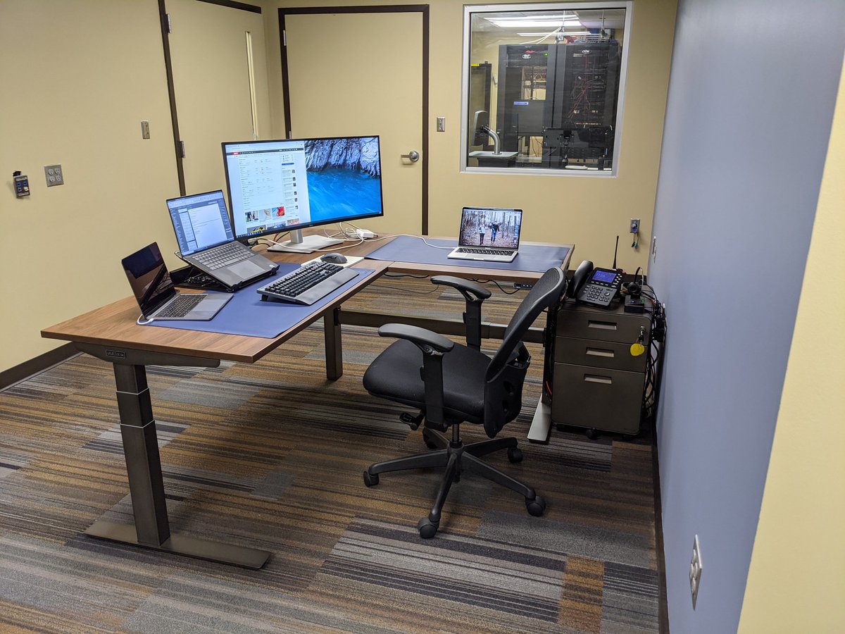 BeardlessNerd's tweet photo. Not many things better than that new desk and clean setup feeling.
#SoManyComputers https://t.co/DyKzrfTMNB