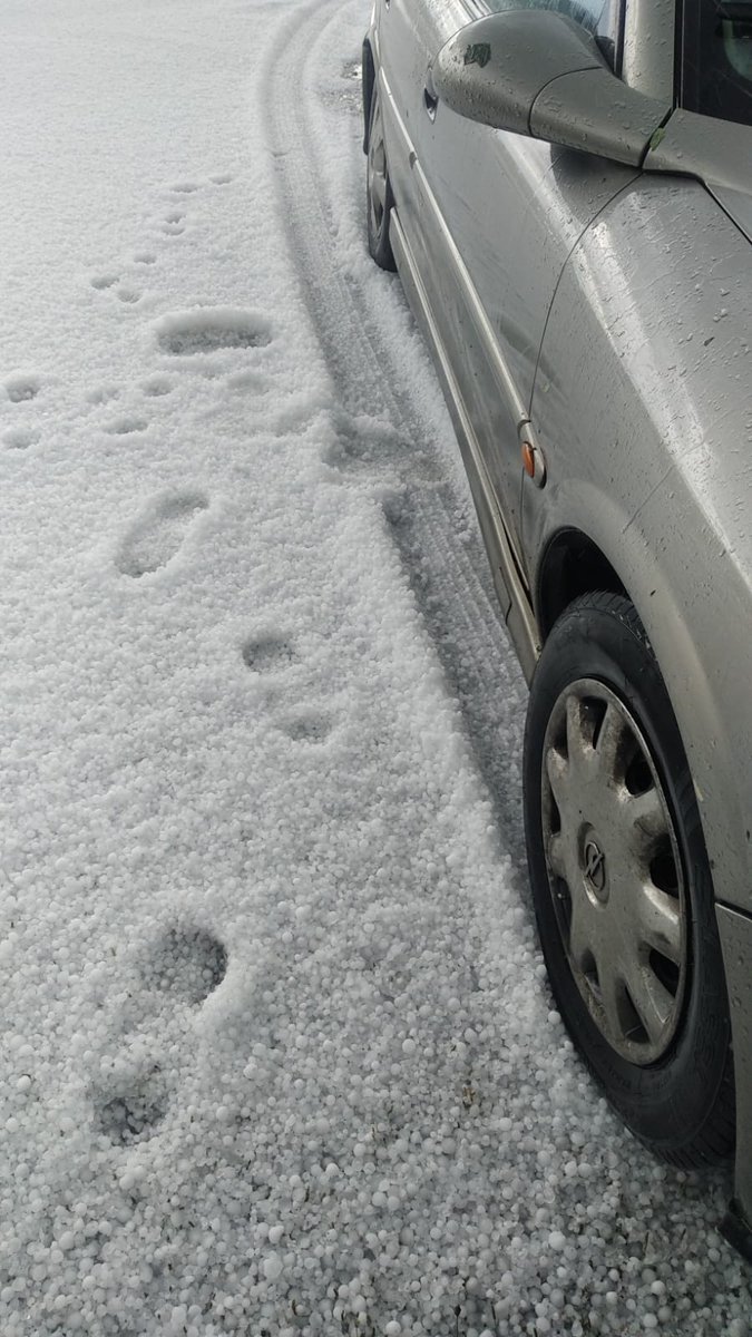 Aproxímase a treboada a Monforte mentres a saraiba complica a circulación no Corredor, subindo hacia Escairón, e tingue de branco as viñas na zona de San Fiz no Concello de Chantada.