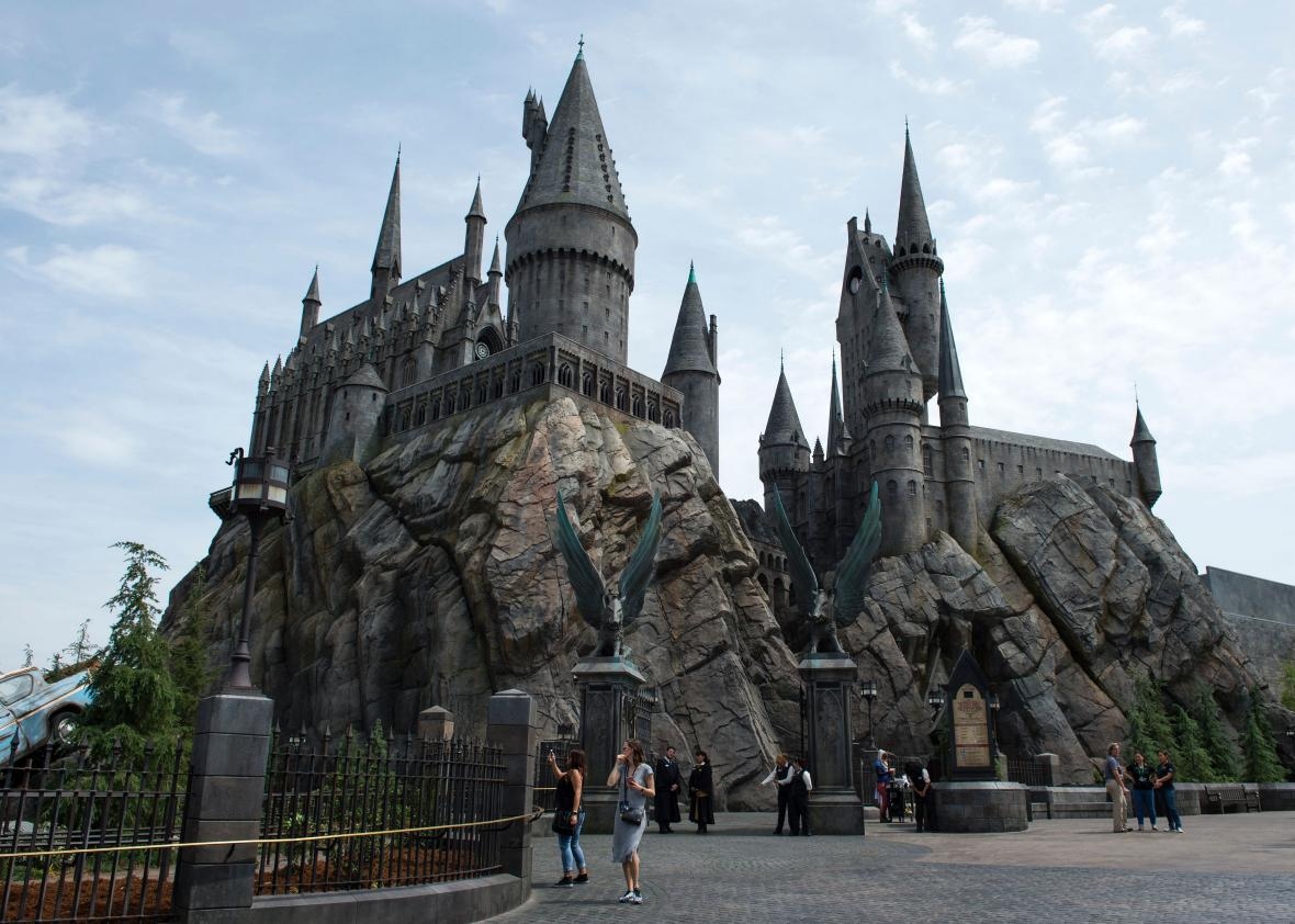 gettinlocal's tweet photo. Follow in Harry Potter's footsteps as you walk through the streets of London and enter Diagon Alley™ where you'll find many of the wizarding world's most famous establishments. #GettinLocal #HarryPotter #Orlando #Universal #ThemePark https://t.co/OTzdFotHN9