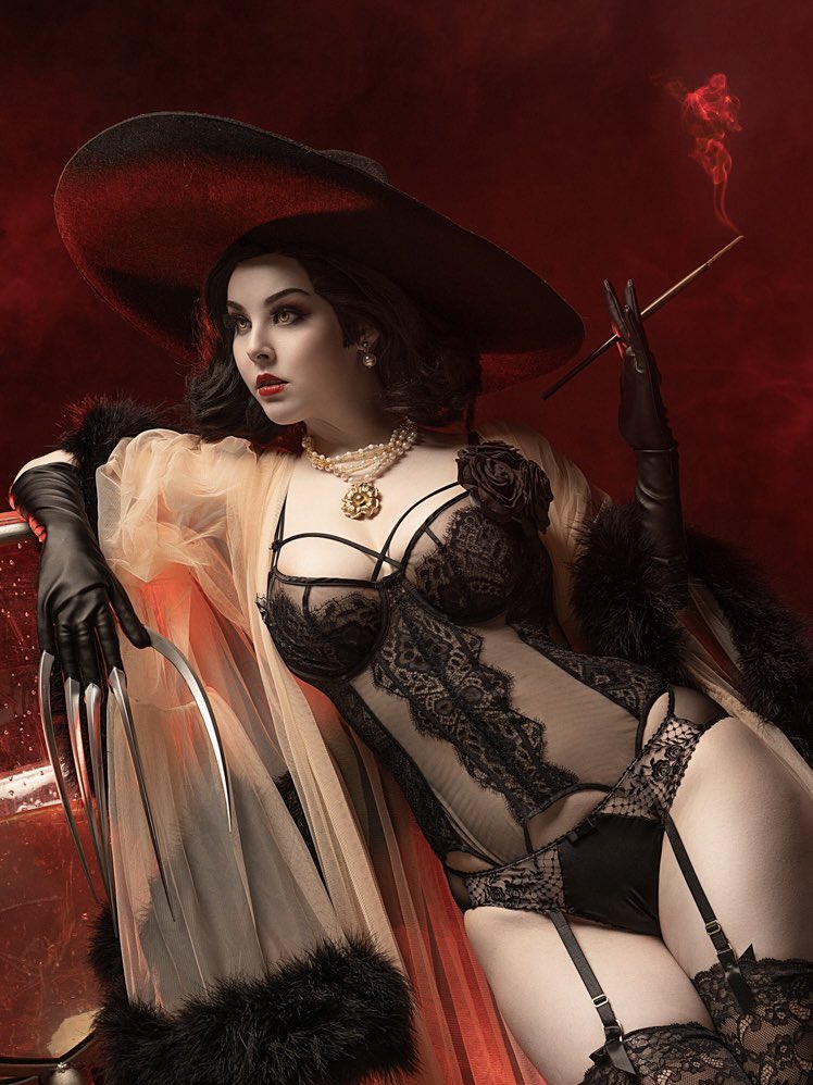 hellyvalentine_'s tweet photo. Hey Ethan, welcome to burlesque, to an amazing atmosphere of shine and chick💋And it’s all just for you 🍾🎉 Would you like to visit this show too? 

#dimitrescu #dimitrescucosplay #residentevil8 #cosplay #residentevilvillage https://t.co/rEUmVrMZa2