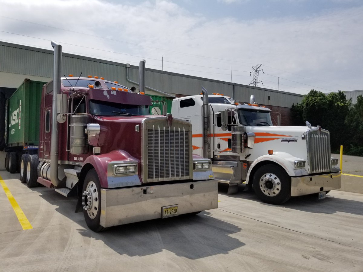 js_logistics's tweet photo. Just couple W900 getting it done.
#JSLogistics #Truckerlife #owneroperator #Trucking https://t.co/vZTpC8aIWG