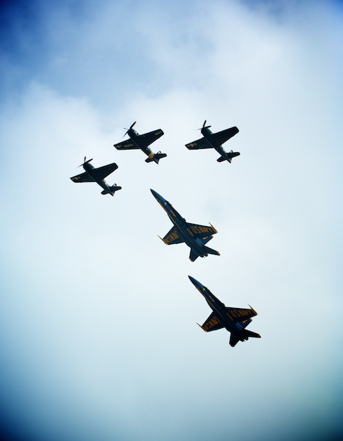SunnFunFlyIn's tweet photo. On June 15, 75 years ago, the U.S. Navy Blue Angels took flight from NAS Jacksonville flying F8F Bearcats. Check out this remarkable photo showcasing the past and present. #Blues #BlueAngels #Bearcat #F8F #History #USN #NASJax #Warbirds #Hornets #F18 📷 Steve Purcell https://t.co/8Qt2fNlRE9