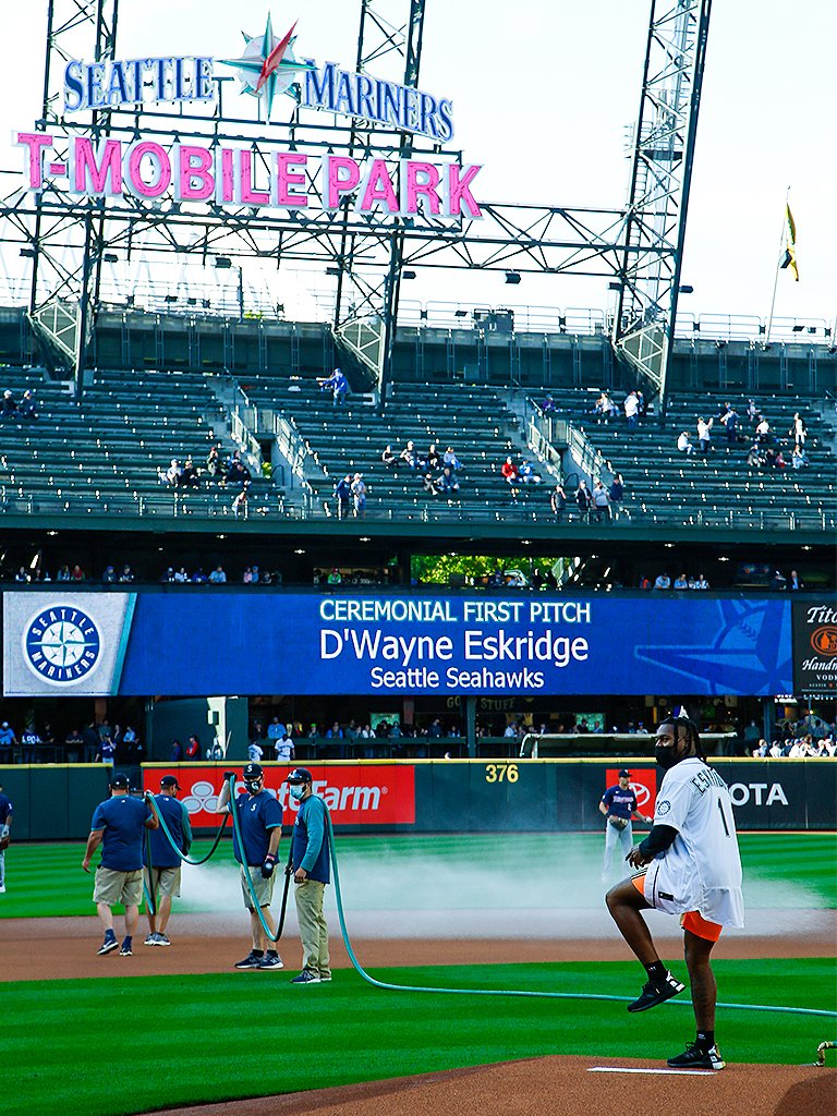 .<a href="/allaroundplays/">D’Wayne Eskridge</a> got a warm welcome to Seattle last night, throwing out the first pitch at the <a href="/Mariners/">Seattle Mariners</a> game! ⚾️