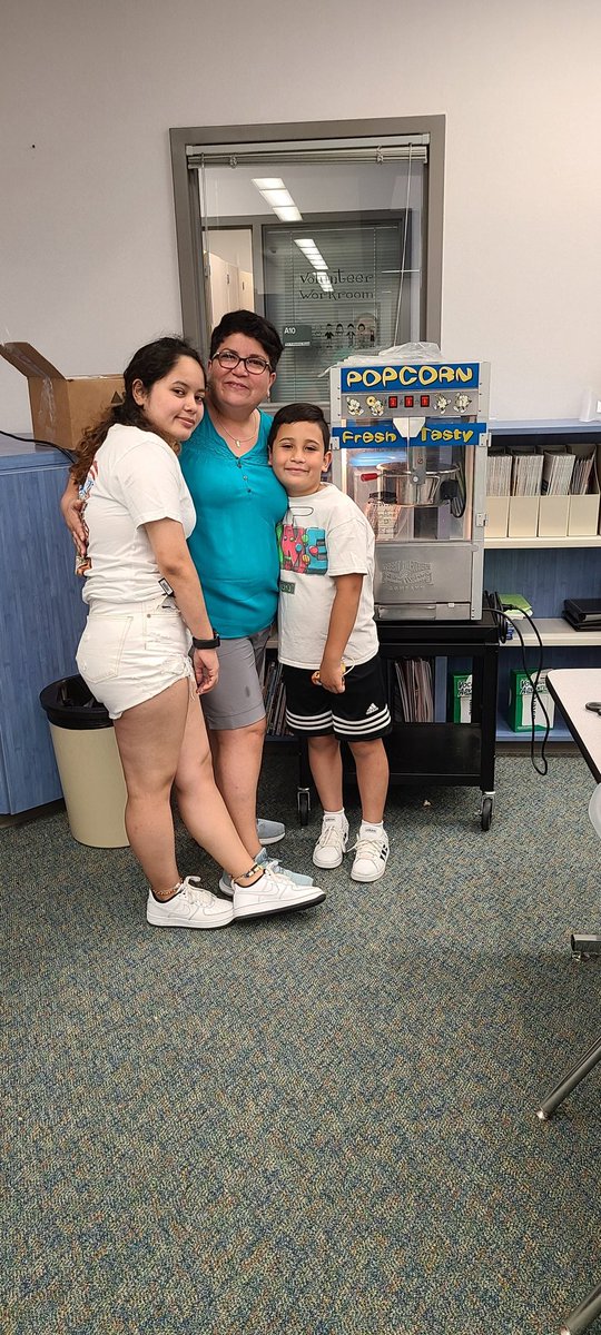 USEStallions's tweet photo. What's great about Wednesdays during the summer? You can visit the @USEStallions library from 10am-1pm and enjoy activities, snacks, stories and even check out books. Don't miss it! #USESummer #StallionsDeserveIt #katyisd @katy_libraries https://t.co/yH0ZV4udu4