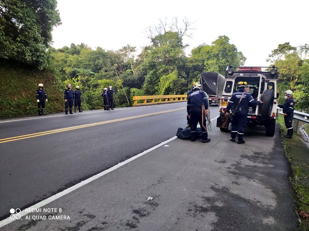 BrosVChinchina's tweet photo. #Hoy Unidades de Rescate de @BrosVChinchina continuaron con la búsqueda del Sr. Carlos Alberto Muñoz Moreno, quien fue visto por última vez en el sector de la Ceiba; según la información suministrada por la comunidad, al parecer se lanzó al caño El Chispero. @DNBomberosCol #COL14 https://t.co/RT0MEnl2Gg