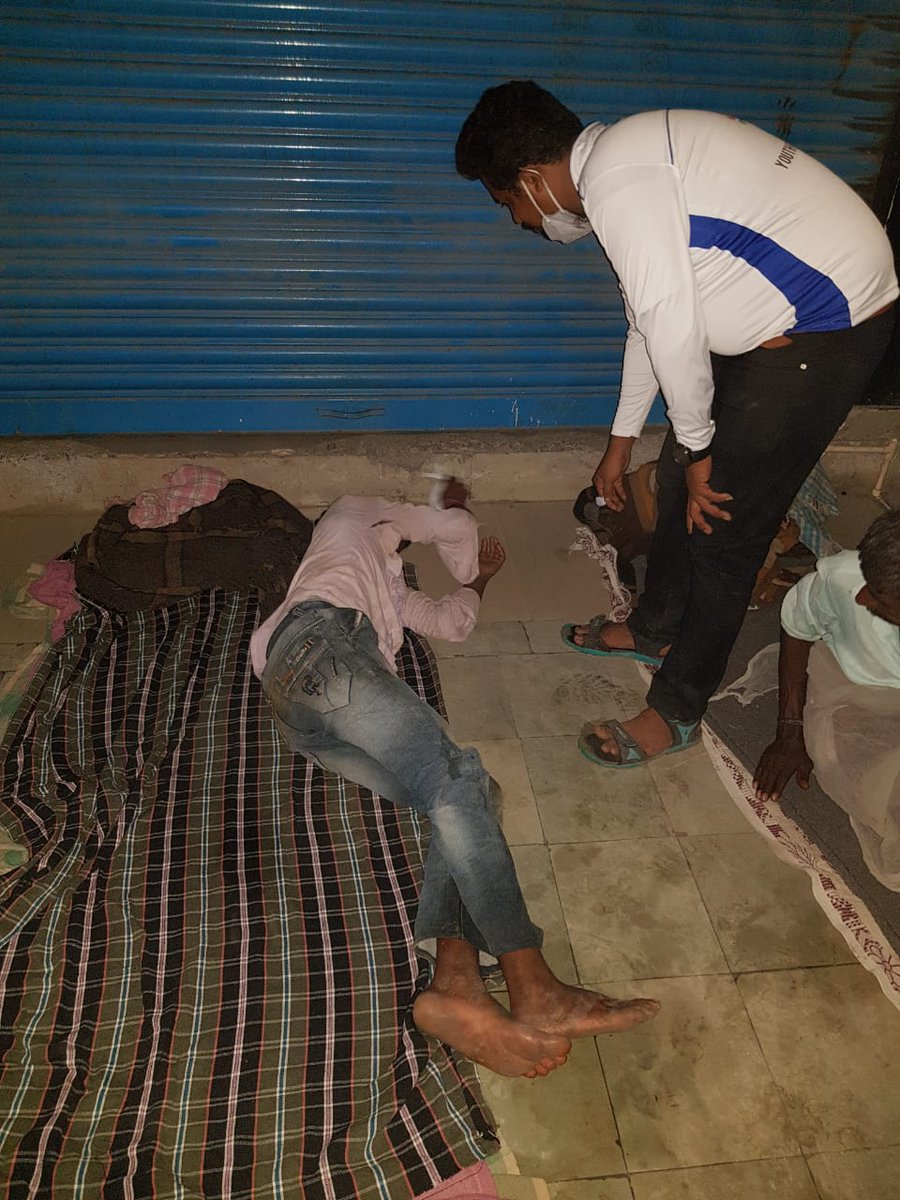 ShaikAz71274339's tweet photo. @SonuSood @SonuSoodArmy @Sonusood day 26 distributed food packets for road side homeless poor needy people . We need ur support sir to run this activity daily sir. We preparing daily 200 to 300 food packets . Inspired by sonu Bhai
 Hnk,Warangal. Telangana  #youthforbettersociety# https://t.co/36kR13zUC0